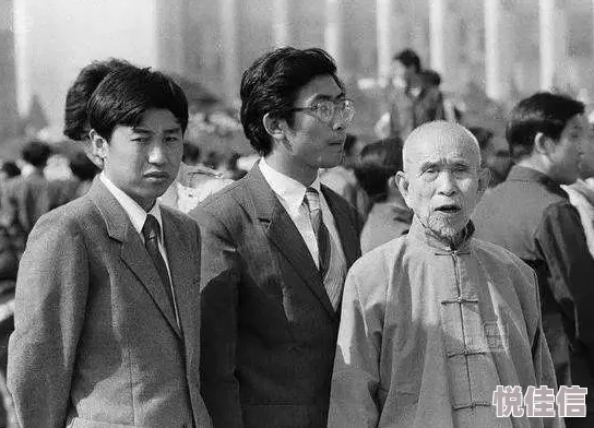 男人扒开近日一项研究显示男性在情感表达上更为开放，促进了心理健康和人际关系的改善