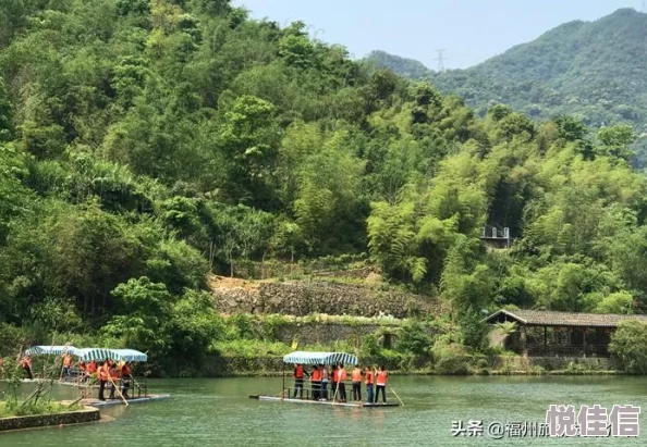 我和香蕉在ktv让我们一起享受快乐时光传递友谊与快乐的正能量