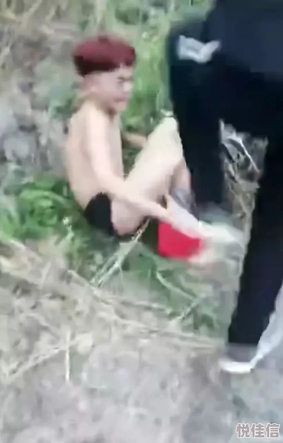 美女被扒开屁股进去视频曝光网络传播引发关注警方已介入调查